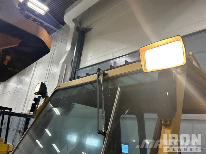 CAT DP 40 8000 lb Pneumatic Tire Forklift Інше