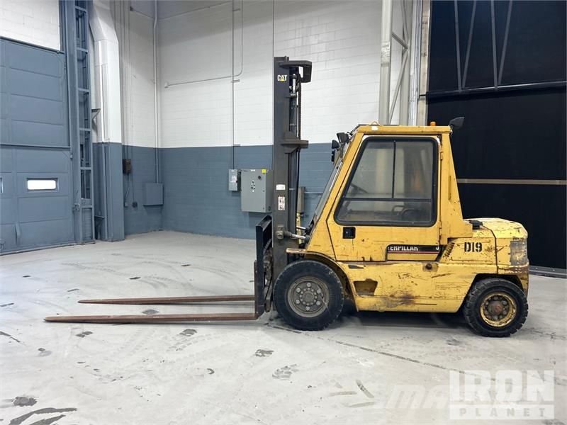 CAT DP 40 8000 lb Pneumatic Tire Forklift Інше