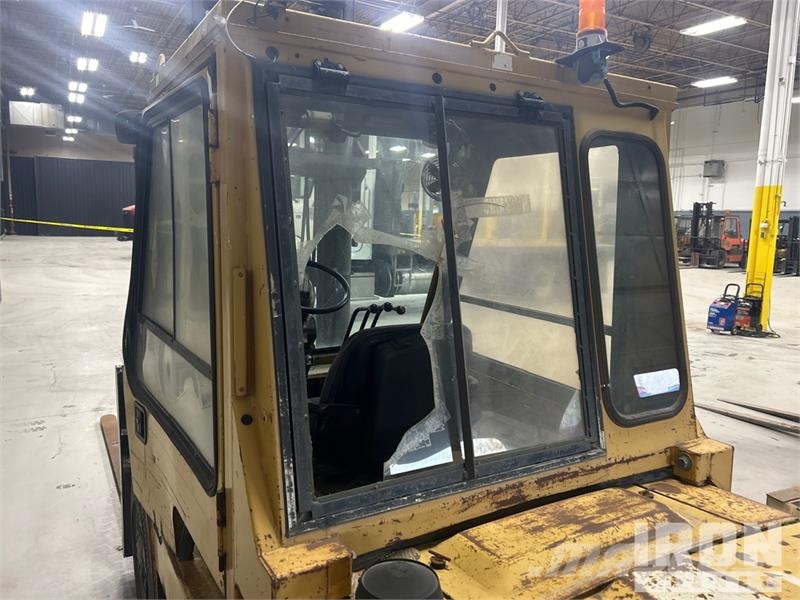 CAT DP 40 8000 lb Pneumatic Tire Forklift Інше