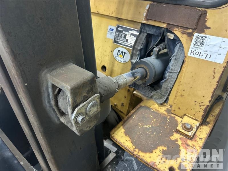 CAT DP 40 8000 lb Pneumatic Tire Forklift Інше