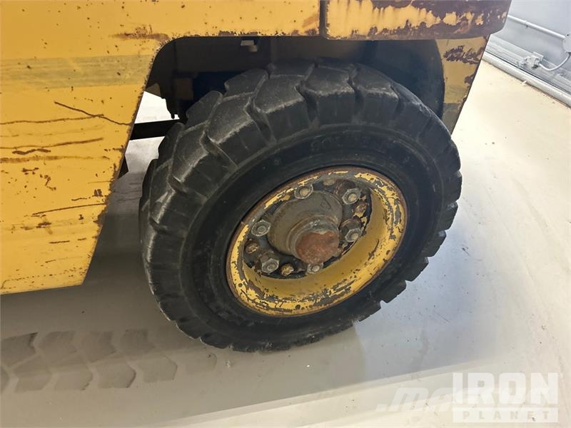 CAT DP 40 8000 lb Pneumatic Tire Forklift Інше