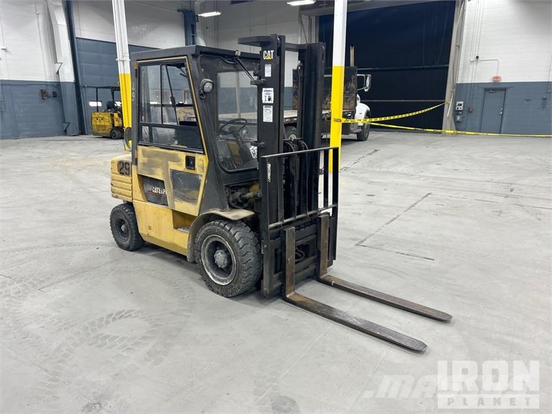 CAT GP30 6000 lb Pneumatic Tire Forklift Інше