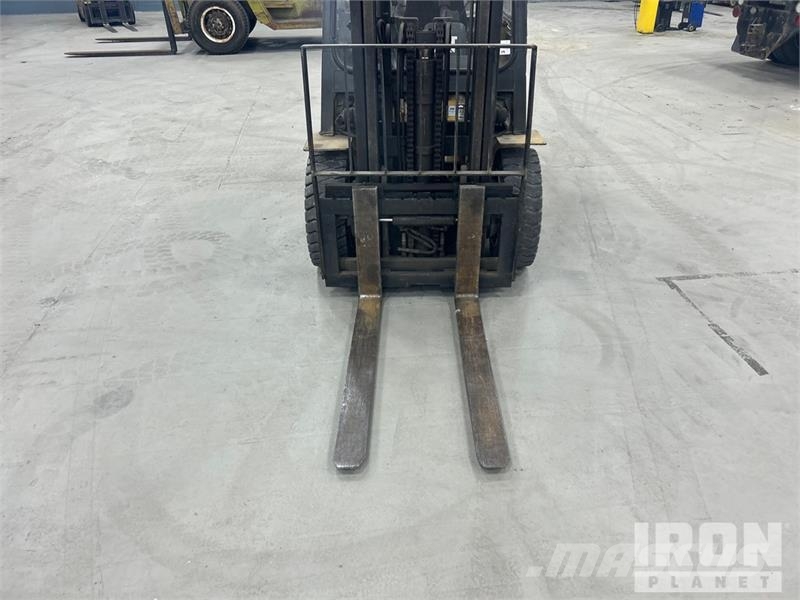 CAT GP30 6000 lb Pneumatic Tire Forklift Інше