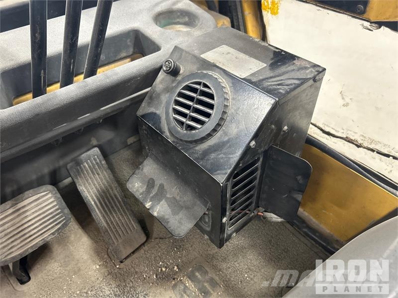 CAT GP30 6000 lb Pneumatic Tire Forklift Інше
