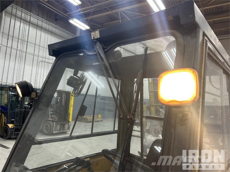 CAT GP30 6000 lb Pneumatic Tire Forklift Інше