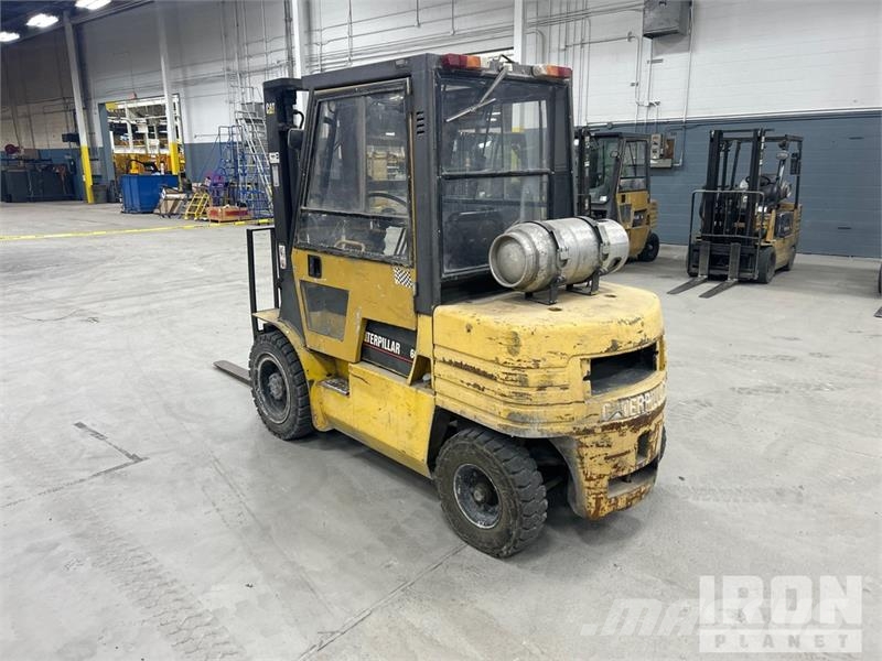 CAT GP30 6000 lb Pneumatic Tire Forklift Інше