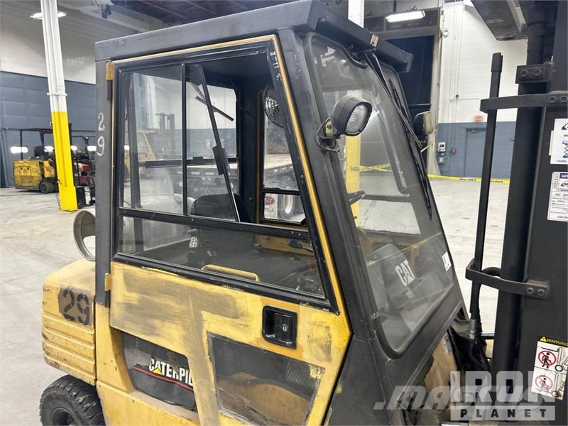 CAT GP30 6000 lb Pneumatic Tire Forklift Інше