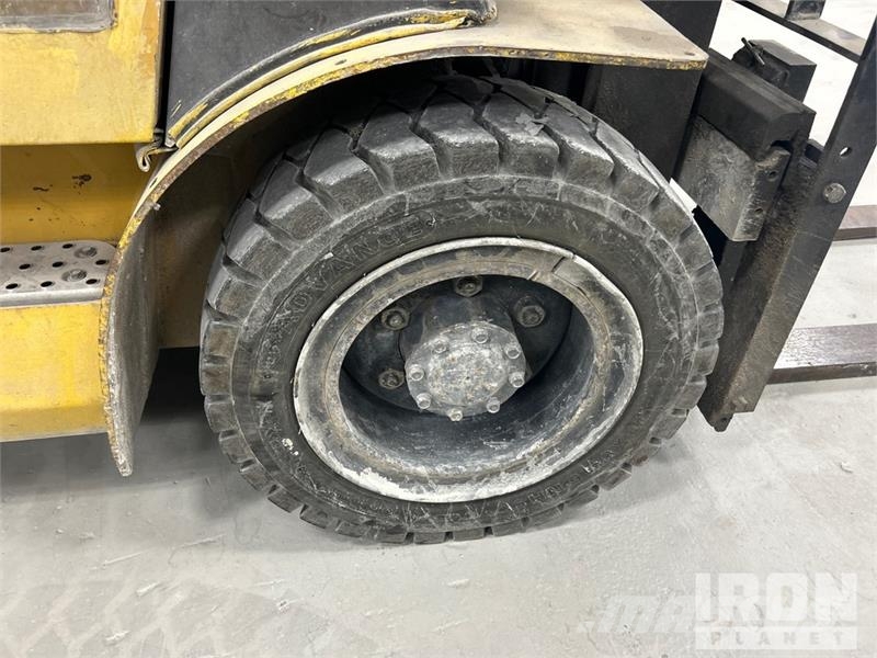CAT GP30 6000 lb Pneumatic Tire Forklift Інше