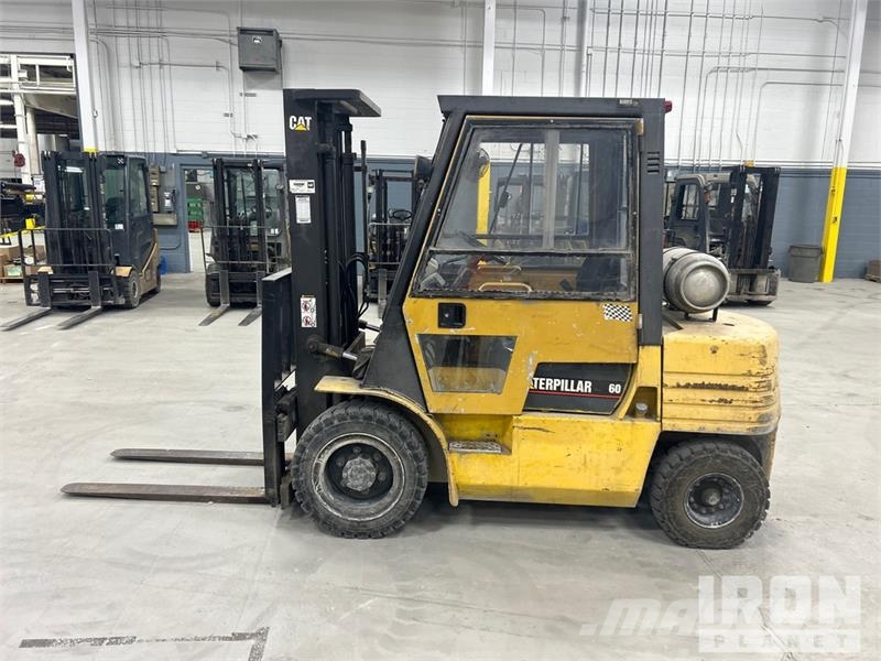 CAT GP30 6000 lb Pneumatic Tire Forklift Інше