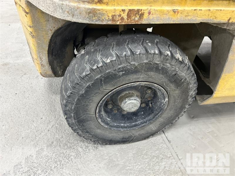 CAT GP30 6000 lb Pneumatic Tire Forklift Інше