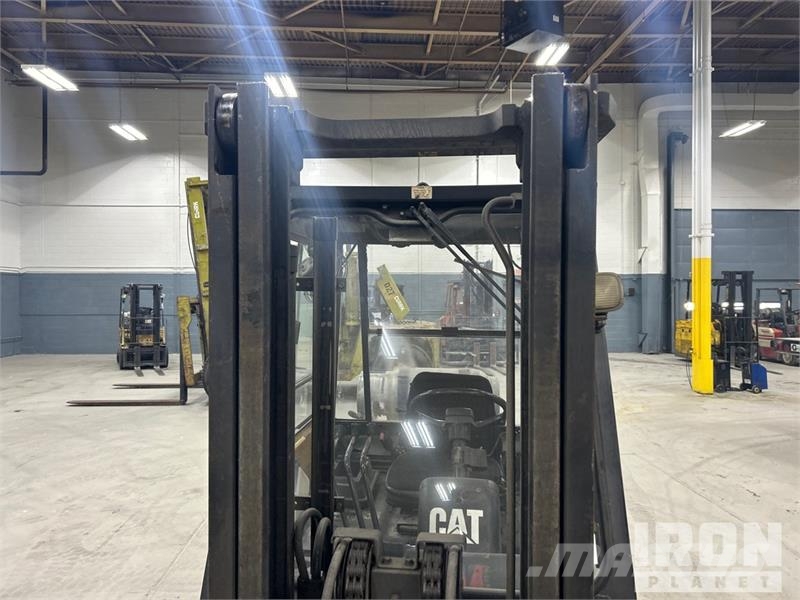 CAT GP30 6000 lb Pneumatic Tire Forklift Інше