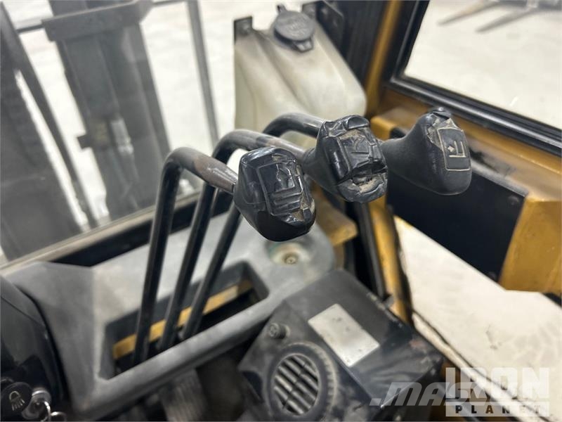 CAT GP30 6000 lb Pneumatic Tire Forklift Інше