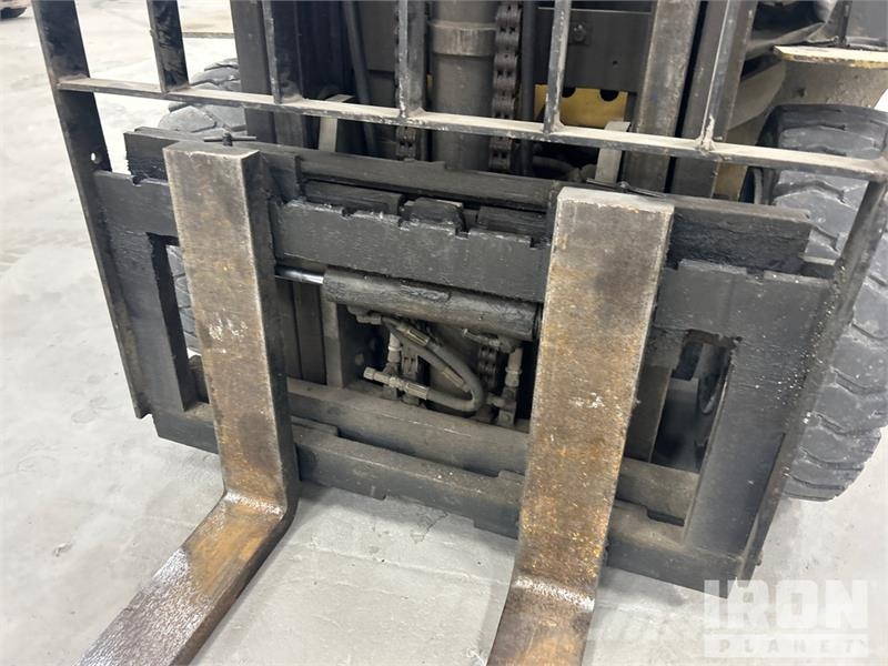 CAT GP30 6000 lb Pneumatic Tire Forklift Інше