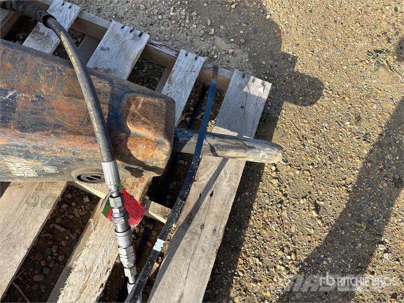 CAT H65s Demolition Breaker (Inoperable) - Fits 305/30 المحراث الحفار