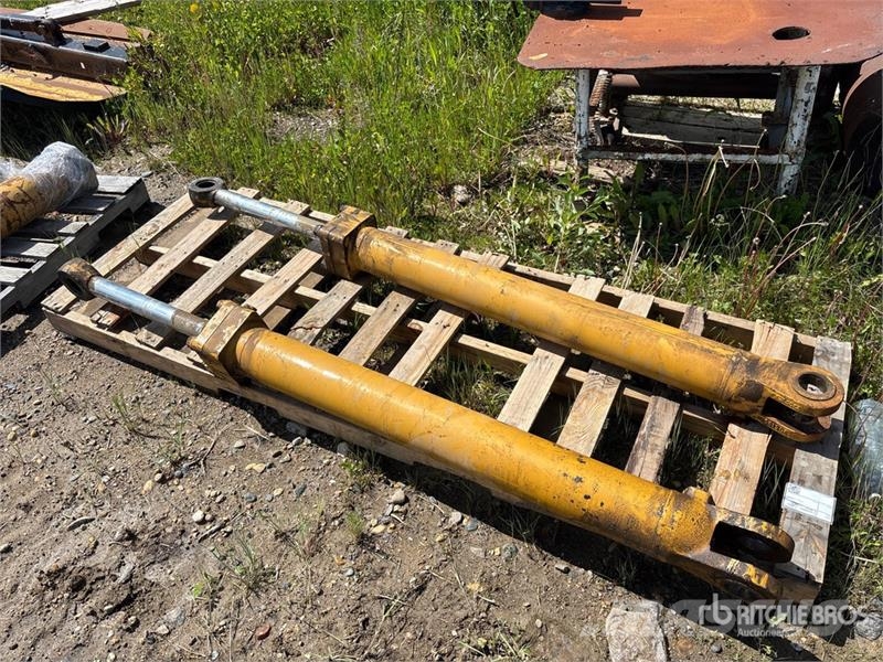 CAT of (2) Cat Hydraulic Dozer Lift Cylinders Drugi deli