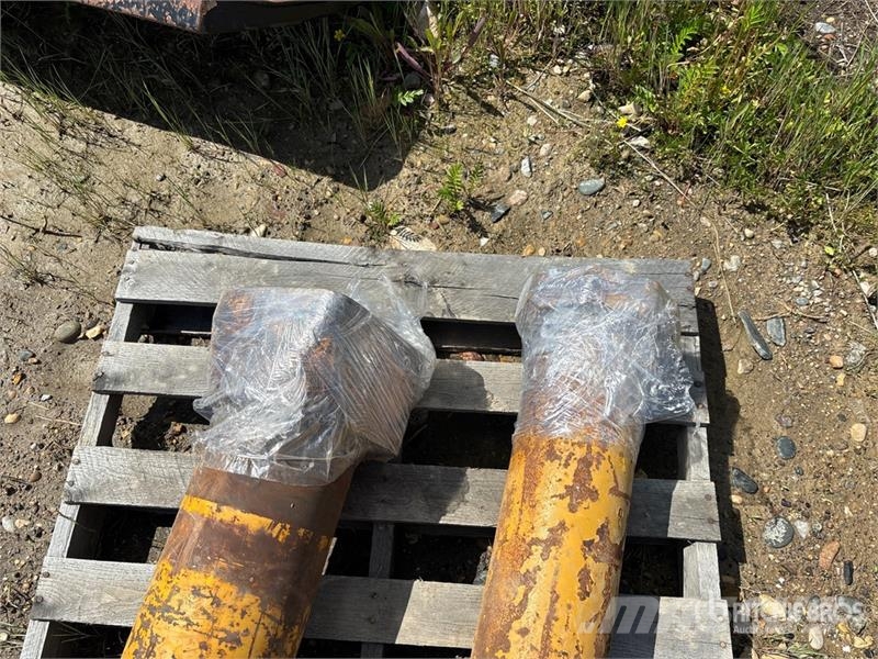 CAT of (2) Cat Hydraulic Dozer Lift Cylinders Drugi deli