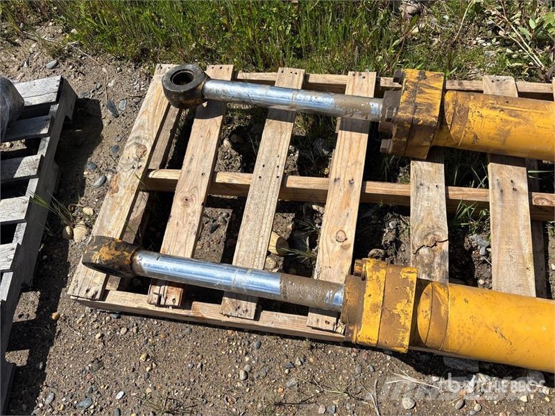 CAT of (2) Cat Hydraulic Dozer Lift Cylinders Drugi deli