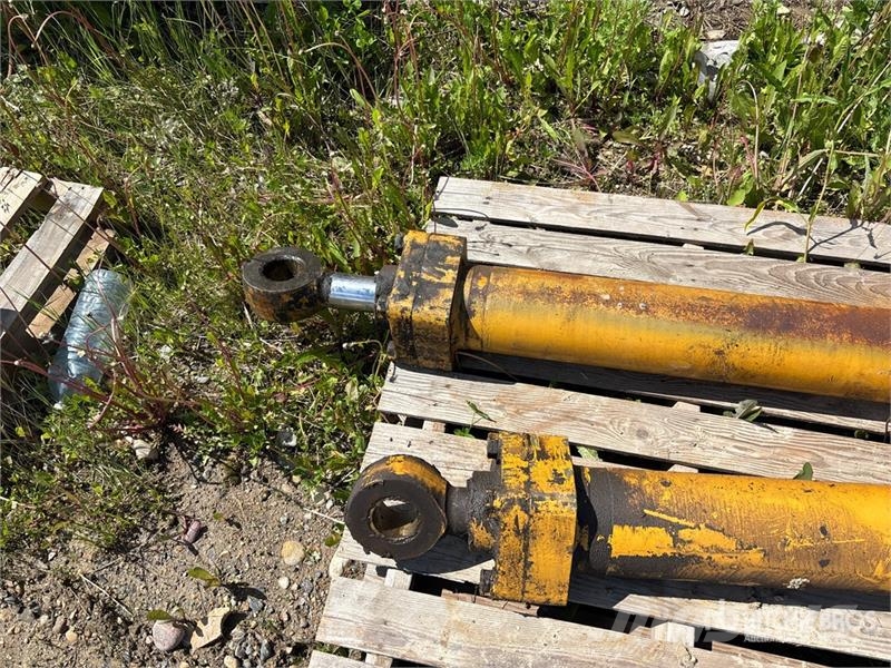 CAT of (2) Cat Hydraulic Dozer Cylinders Drugi deli