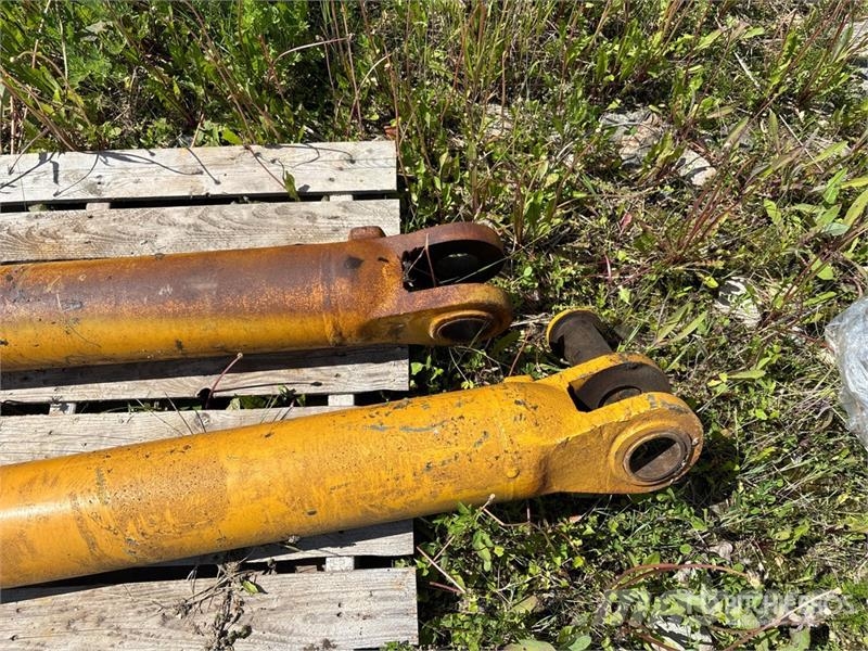 CAT of (2) Cat Hydraulic Dozer Cylinders Drugi deli