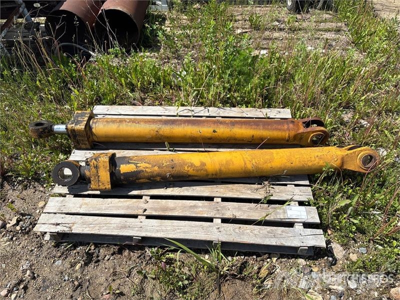 CAT of (2) Cat Hydraulic Dozer Cylinders Drugi deli