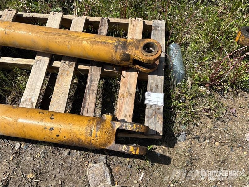 CAT of (2) Cat Hydraulic Dozer Lift Cylinders Drugi deli