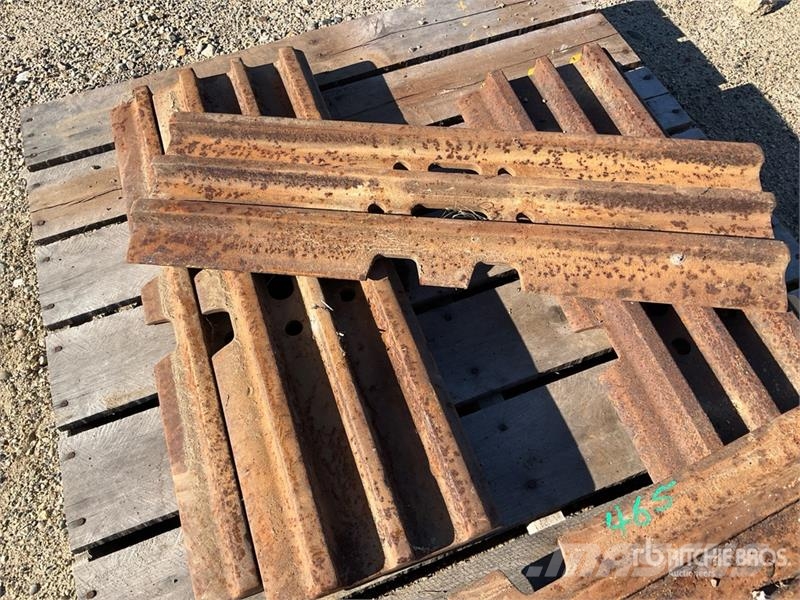CAT of (6) Cat 31.5 in Track Pads (Unused) معدات البناء - غير ذلك
