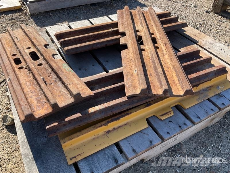 CAT of (6) Cat 31.5 in Track Pads (Unused) معدات البناء - غير ذلك