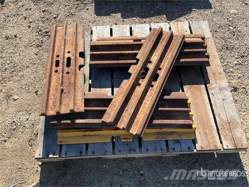 CAT of (6) Cat 31.5 in Track Pads (Unused) معدات البناء - غير ذلك