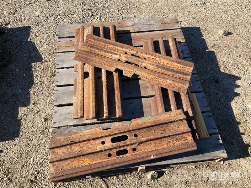 CAT of (6) Cat 31.5 in Track Pads (Unused) معدات البناء - غير ذلك