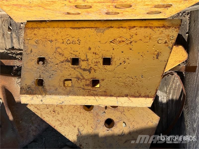 CAT of (7) Cat Dozer Blade End Bits (Unused) Egyéb alkatrészek