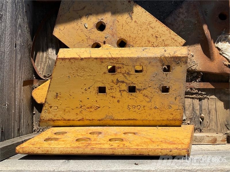 CAT of (7) Cat Dozer Blade End Bits (Unused) Egyéb alkatrészek