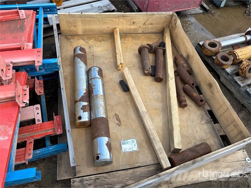 CAT of Cat Bucket Pins & Hydraulic Cylinders Drugi deli