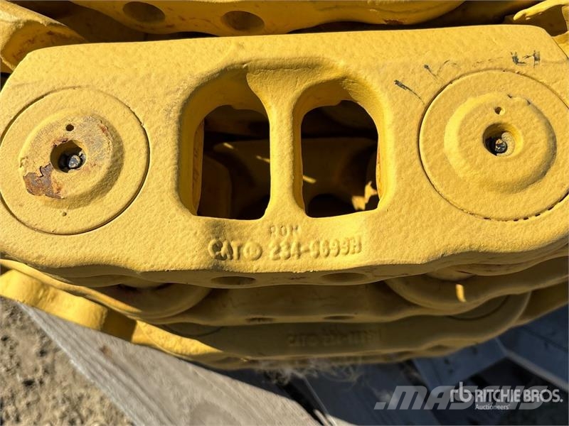 CAT SystemOne D6T Track Under Carriage Chains (Unused) Andre komponenter
