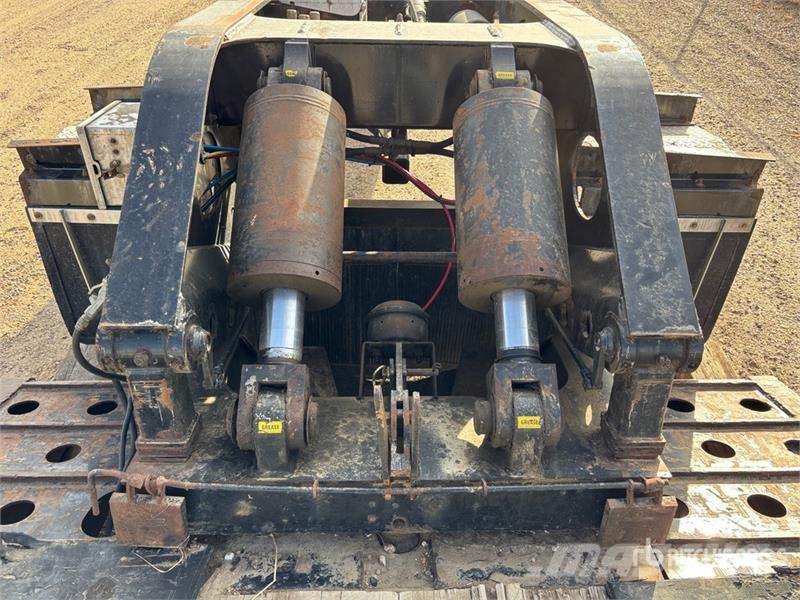 Centreline Shallow Drop 55T Tri/A Lowboy Trailer Mélybölcsős