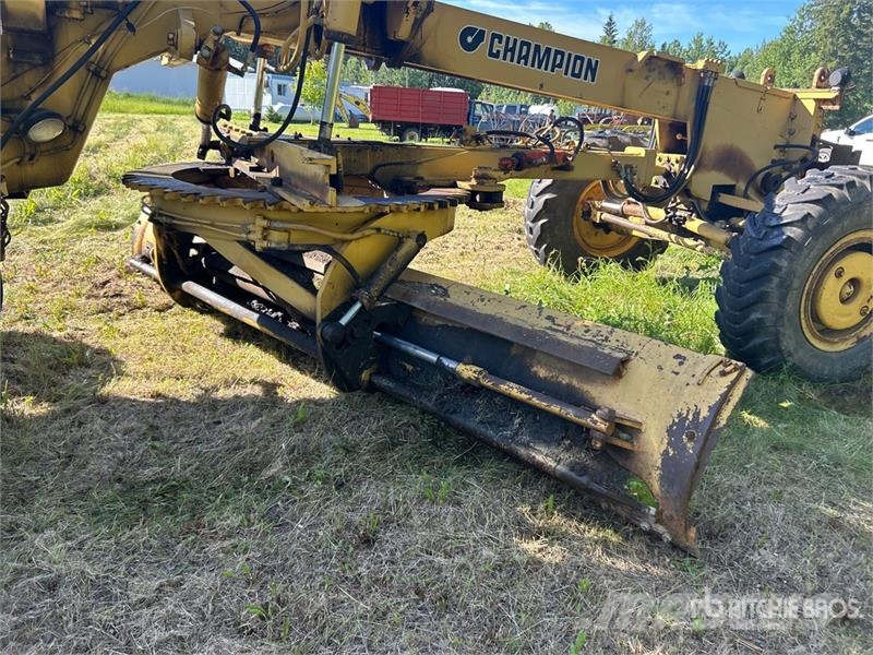 Champion 740 Motor Grader Väghyvlar