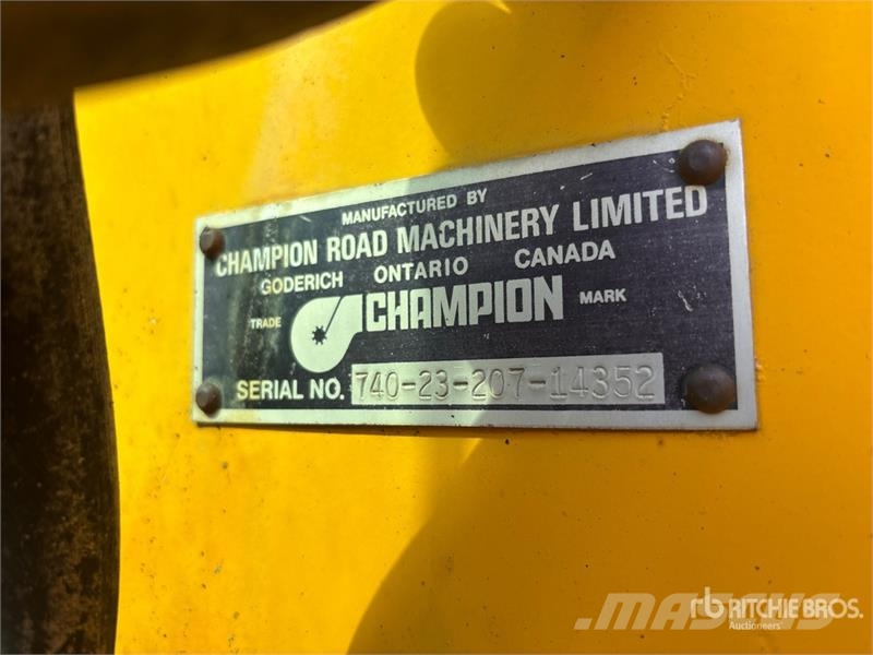 Champion 740 Motor Grader Väghyvlar