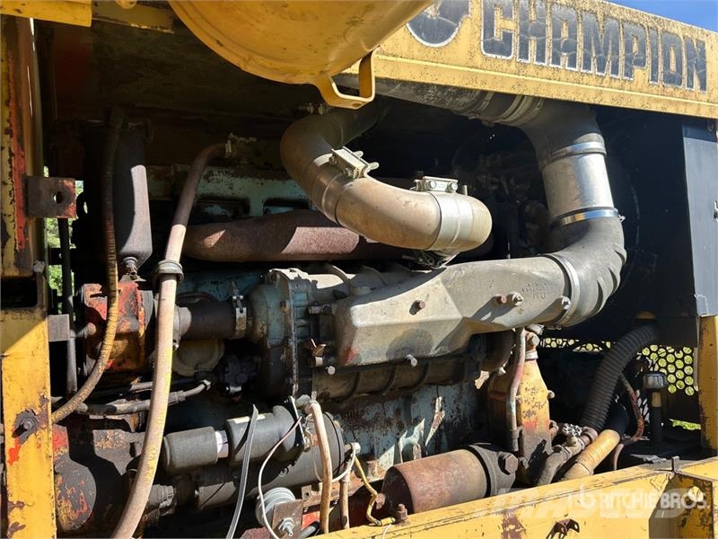 Champion 740 Motor Grader Väghyvlar