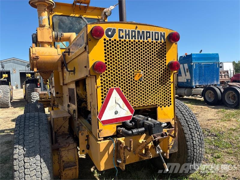 Champion 740 Motor Grader Väghyvlar