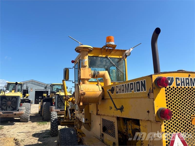 Champion 740 Motor Grader Väghyvlar