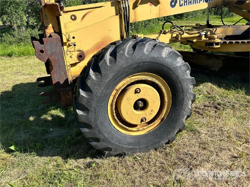 Champion 740 Motor Grader Väghyvlar