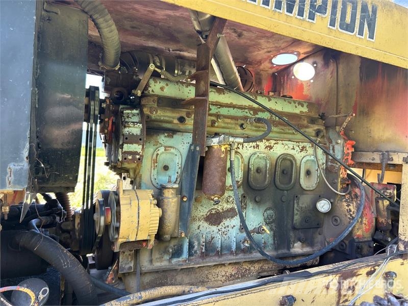Champion 740 Motor Grader Väghyvlar