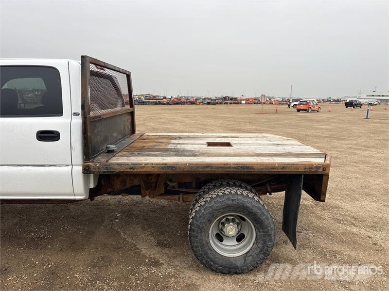 Chevrolet 3500 平板式/側卸式卡車