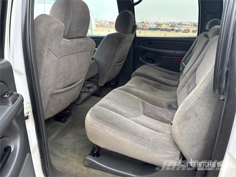 Chevrolet 3500 平板式/側卸式卡車