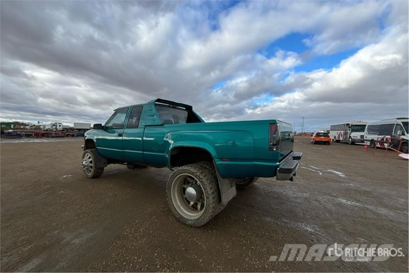 Chevrolet 3500 4x4 Extended Cab Pickup Andre