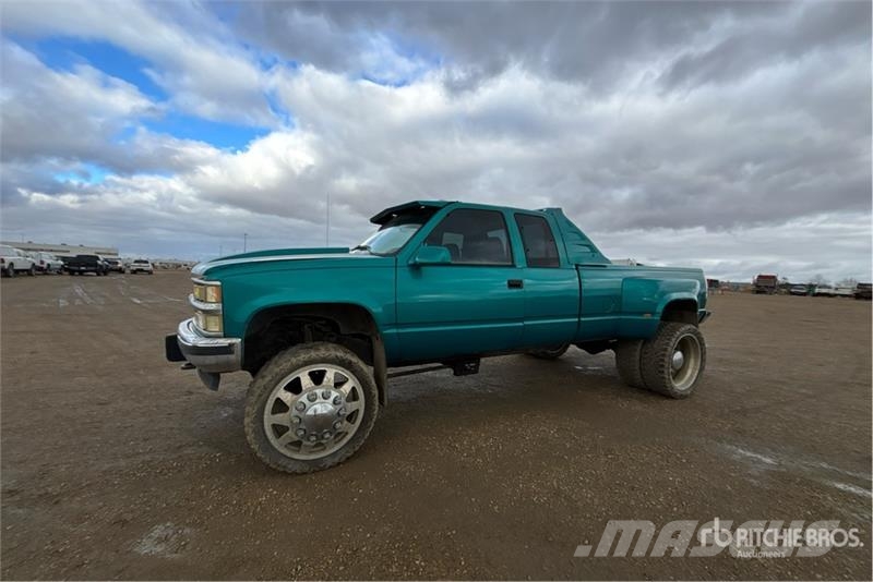 Chevrolet 3500 4x4 Extended Cab Pickup Andre