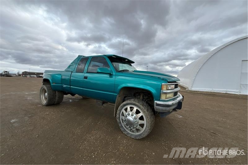 Chevrolet 3500 4x4 Extended Cab Pickup Andre