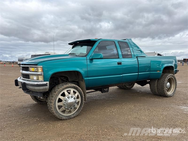 Chevrolet 3500 4x4 Extended Cab Pickup Andre