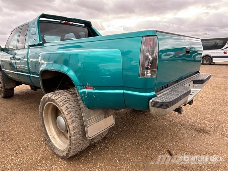 Chevrolet 3500 4x4 Extended Cab Pickup Andre
