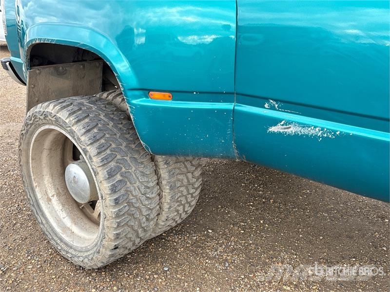 Chevrolet 3500 4x4 Extended Cab Pickup Andre
