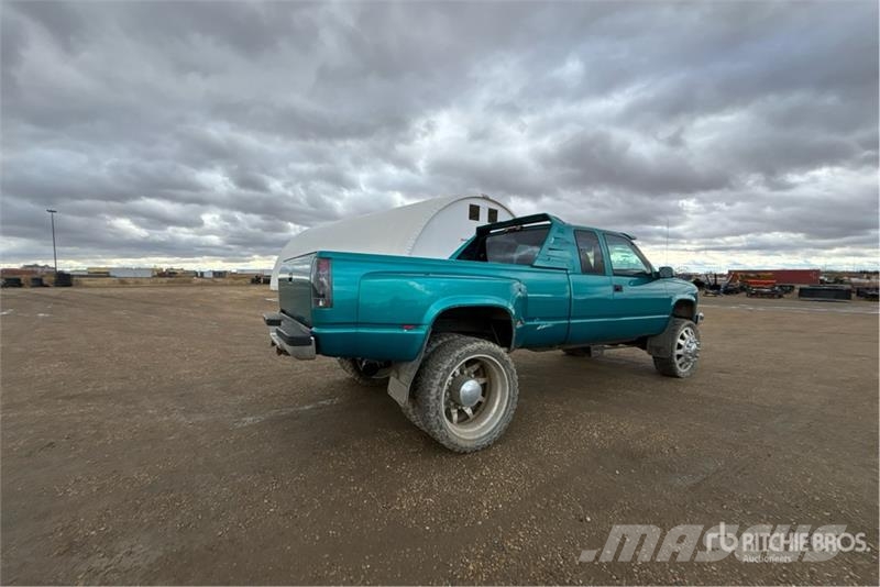 Chevrolet 3500 4x4 Extended Cab Pickup Andre